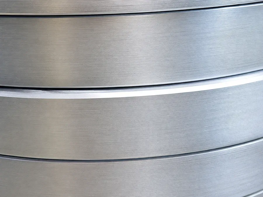 Detalhe de anéis usinados empilhados com cadmiagem branca