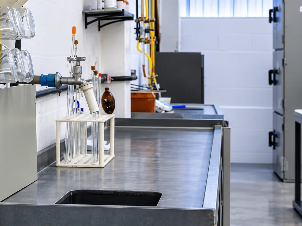 Bancada do laboratório da Artec com vidrarias e instrumentos de análise